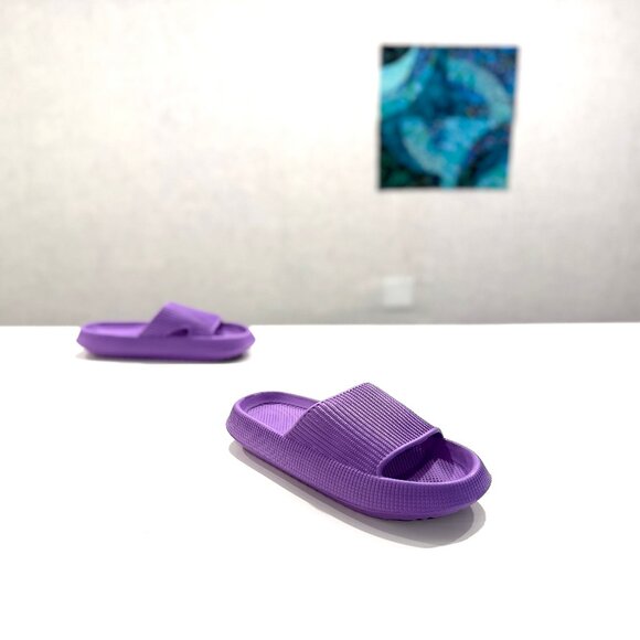Bouncy Bouncy FUN!  Purple Cloud Slippers!  Pillow House Slippers size 38-39 - Picture 1 of 8
